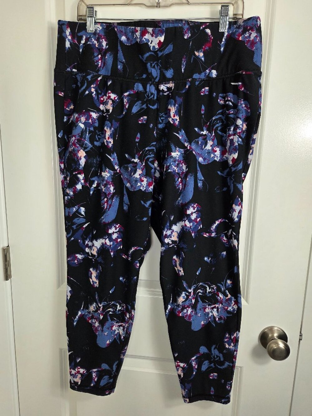 Livi Active Black & Blue Floral 7/8 Leggings